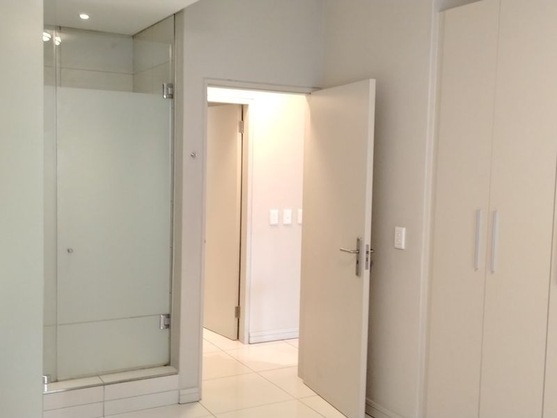 Sleek 2 Bedroom Apartment to rent in Rosebank, Sandton  - Photo 9