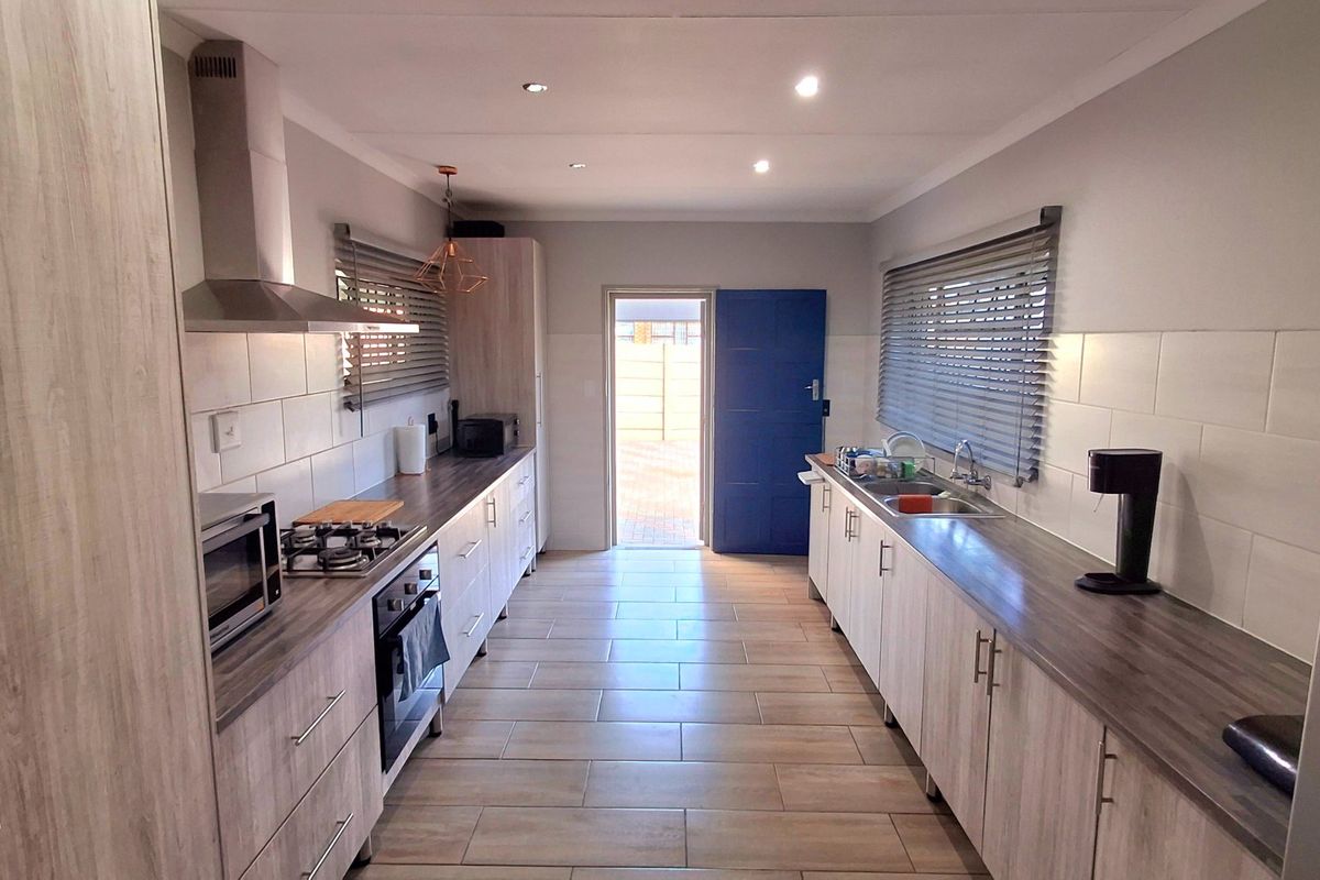 Stunning 3-Bedroom, 2-Bathroom Modern Family Home with 5kW Inverter, Solar Geyser & Entertainment Area - Photo 2