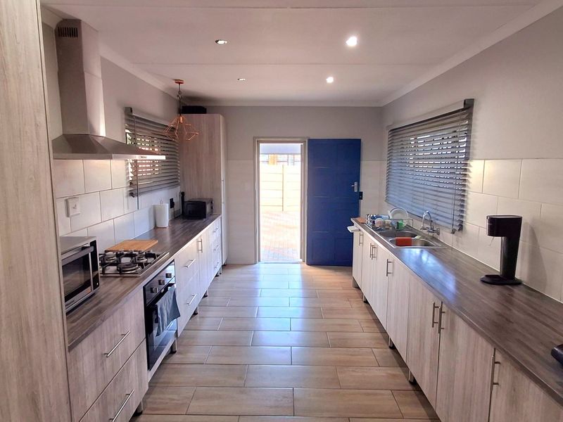 Stunning 3-Bedroom, 2-Bathroom Modern Family Home with 5kW Inverter, Solar Geyser & Entertainment Area - Photo 2