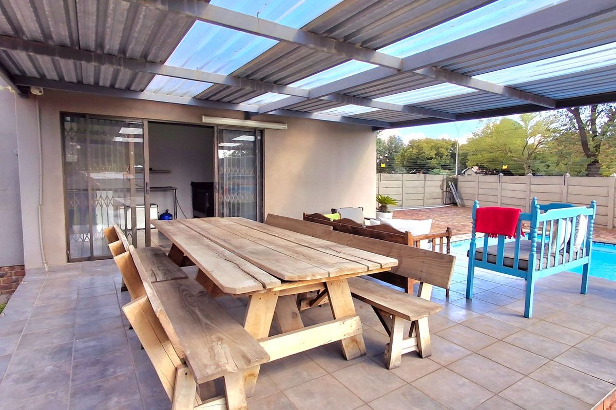 Stunning 3-Bedroom, 2-Bathroom Modern Family Home with 5kW Inverter, Solar Geyser & Entertainment Area - Photo 5