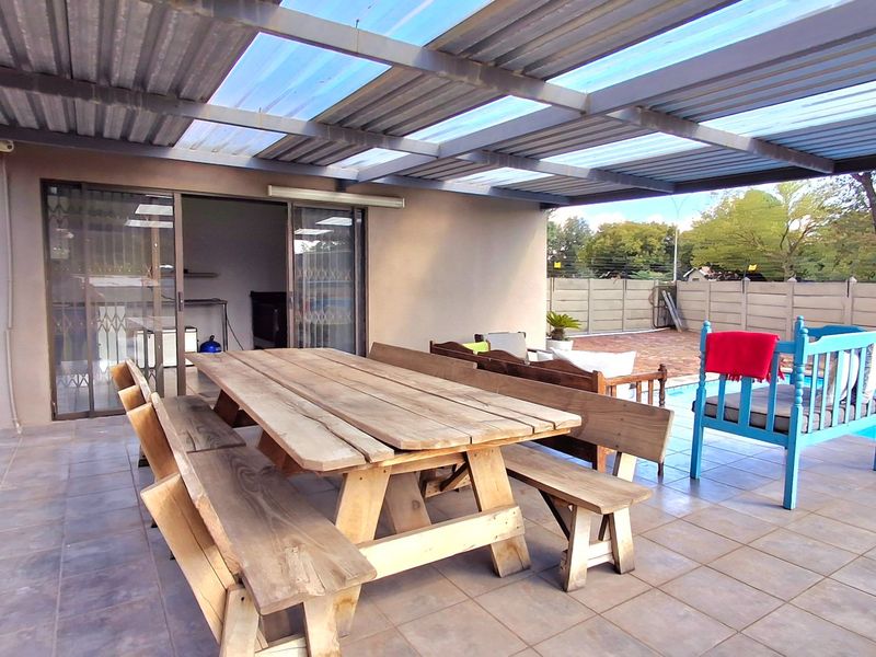 Stunning 3-Bedroom, 2-Bathroom Modern Family Home with 5kW Inverter, Solar Geyser & Entertainment Area - Photo 5