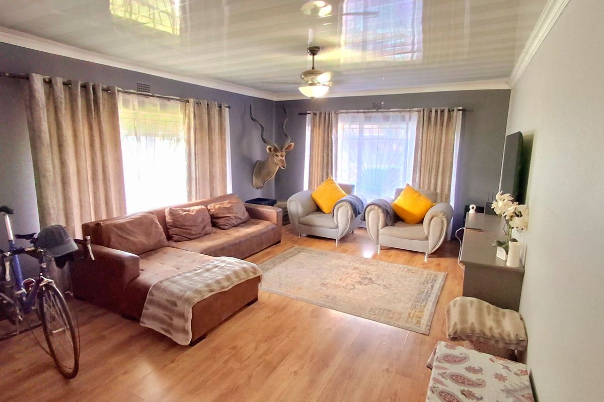 Stunning 3-Bedroom, 2-Bathroom Modern Family Home with 5kW Inverter, Solar Geyser & Entertainment Area - Photo 4