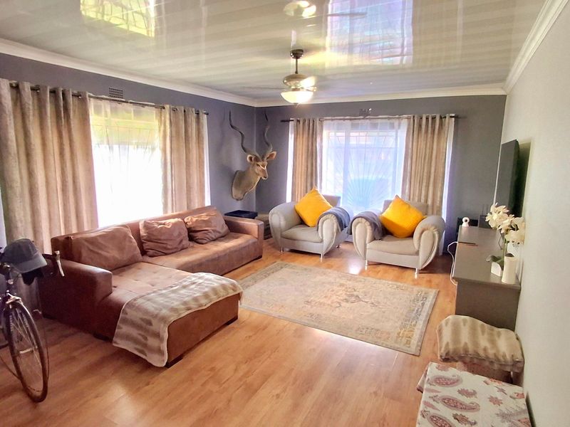 Stunning 3-Bedroom, 2-Bathroom Modern Family Home with 5kW Inverter, Solar Geyser & Entertainment Area - Photo 4