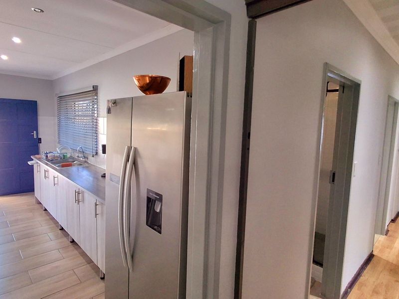 Stunning 3-Bedroom, 2-Bathroom Modern Family Home with 5kW Inverter, Solar Geyser & Entertainment Area - Photo 10