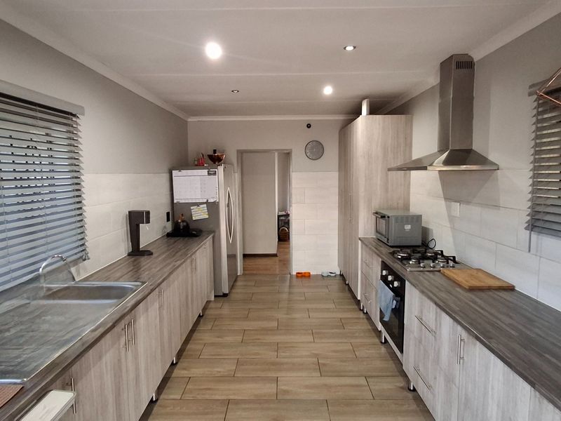 Stunning 3-Bedroom, 2-Bathroom Modern Family Home with 5kW Inverter, Solar Geyser & Entertainment Area - Photo 9