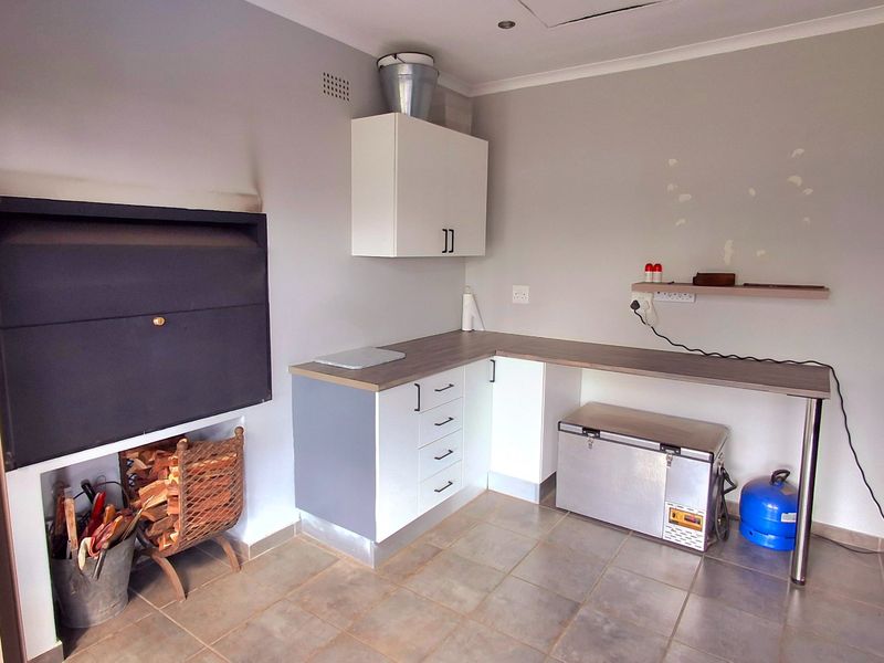 Stunning 3-Bedroom, 2-Bathroom Modern Family Home with 5kW Inverter, Solar Geyser & Entertainment Area - Photo 7