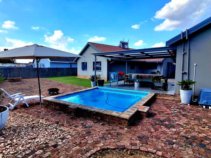 Stunning 3-Bedroom, 2-Bathroom Modern Family Home with 5kW Inverter, Solar Geyser & Entertainment Area - Photo 6