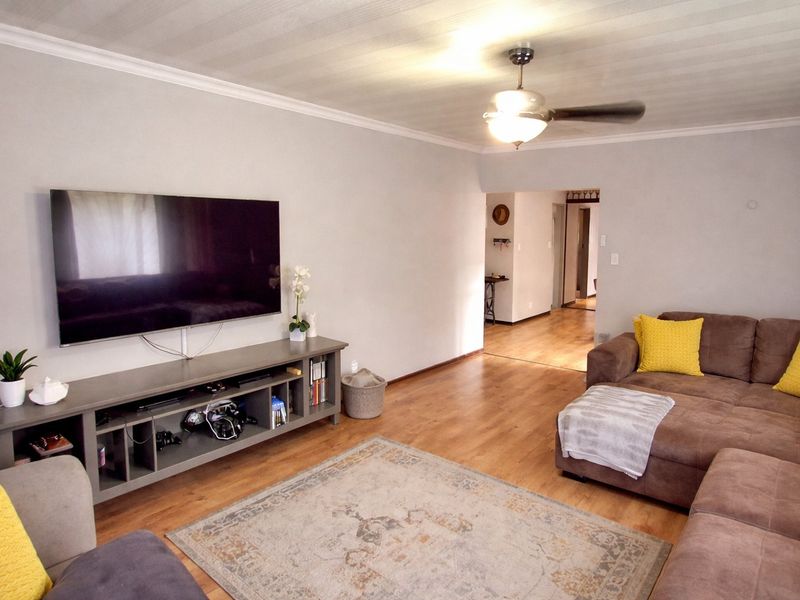 Stunning 3-Bedroom, 2-Bathroom Modern Family Home with 5kW Inverter, Solar Geyser & Entertainment Area - Photo 3