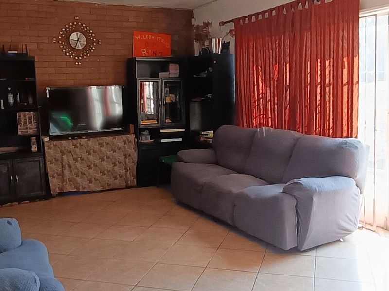 Three bedroom pet-friendly townhouse for sale  - Photo 2