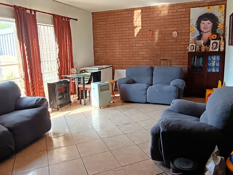 Three bedroom pet-friendly townhouse for sale  - Photo 1