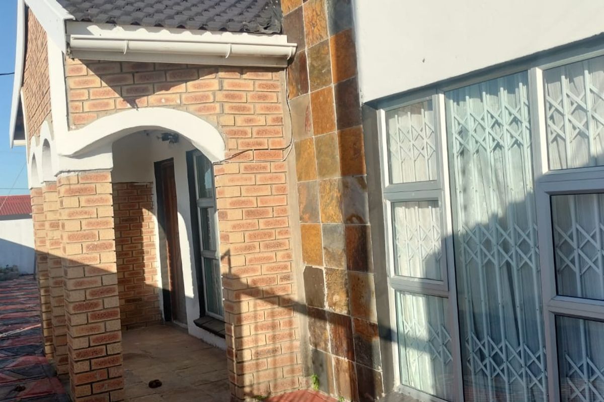 Absolute Perfection! Family home on a Quiet Street. - Photo 2