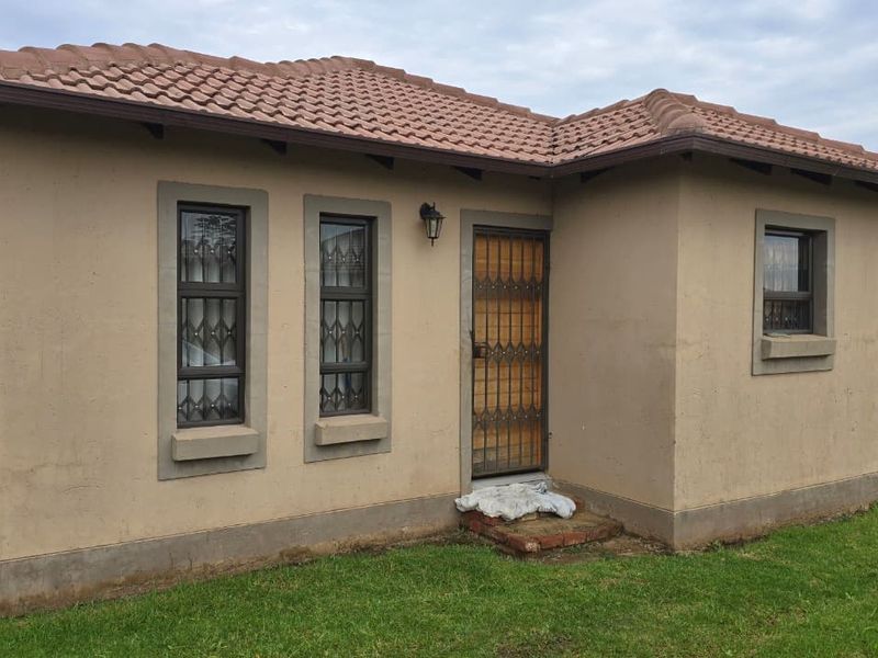 Modern home in a new Ellaton at an affordable price. - Photo 2