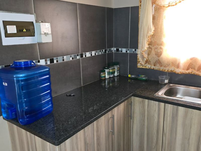 Modern home in a new Ellaton at an affordable price. - Photo 4