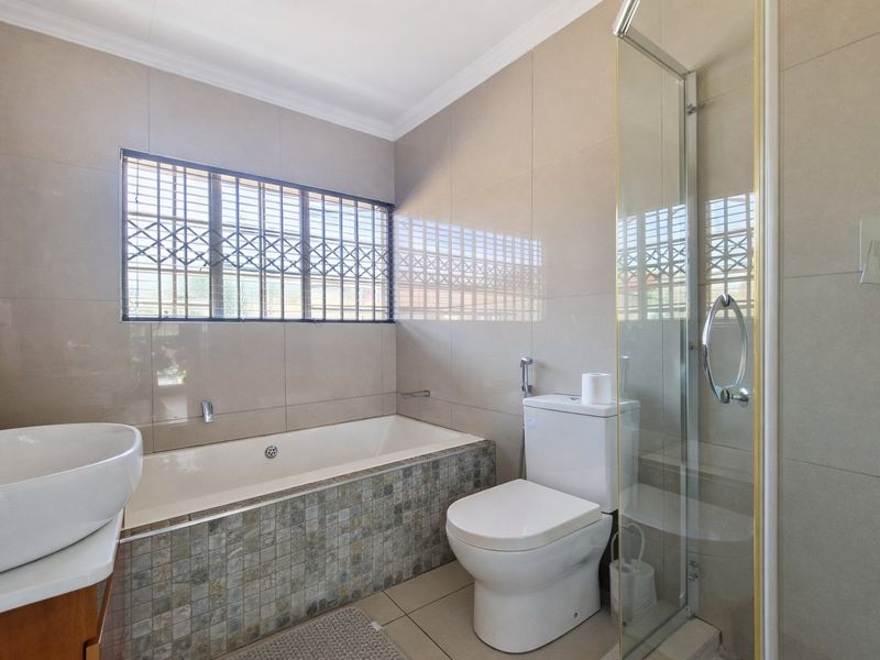 Spacious 3-Bedroom Home with Two Income-Generating Flats in East Village - Photo 8