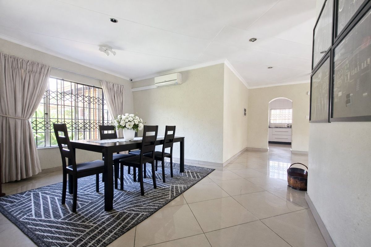Spacious 3-Bedroom Home with Two Income-Generating Flats in East Village - Photo 4