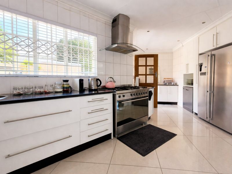 Spacious 3-Bedroom Home with Two Income-Generating Flats in East Village - Photo 2