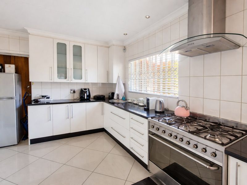 Spacious 3-Bedroom Home with Two Income-Generating Flats in East Village - Photo 3