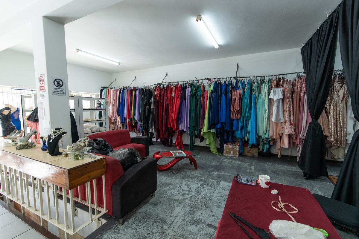 Commercial building with Mixed use and lucrative income!  - Photo 3