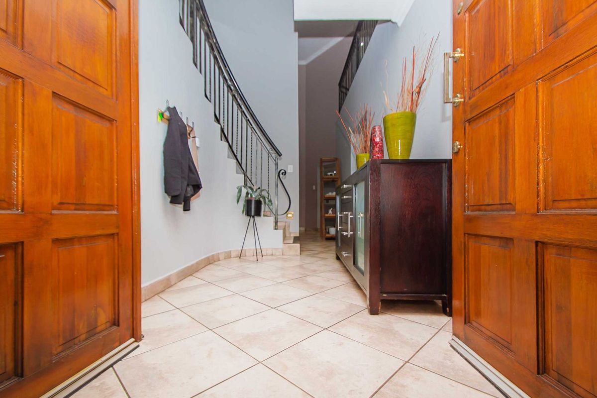 Huge 4 bedroom family home in secure estate - Photo 4