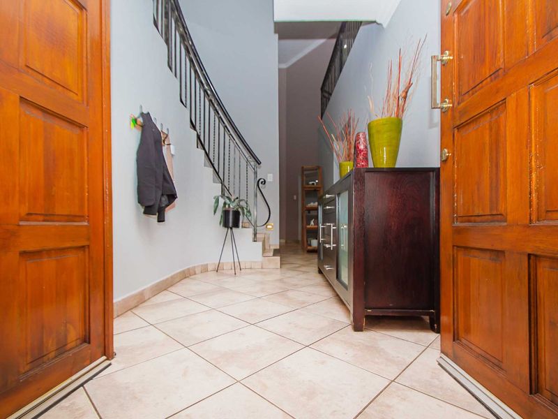 Huge 4 bedroom family home in secure estate - Photo 4