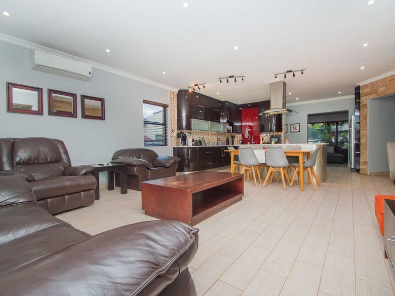 Huge 4 bedroom family home in secure estate - Photo 10