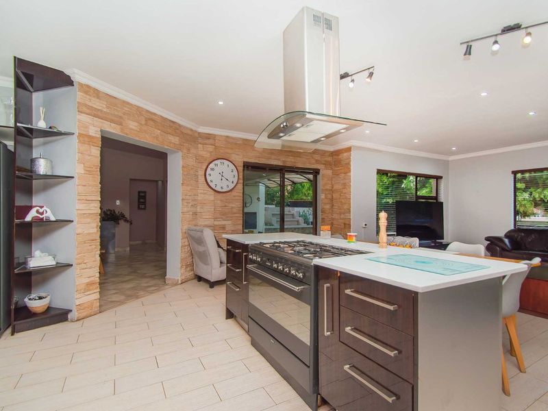 Huge 4 bedroom family home in secure estate - Photo 7