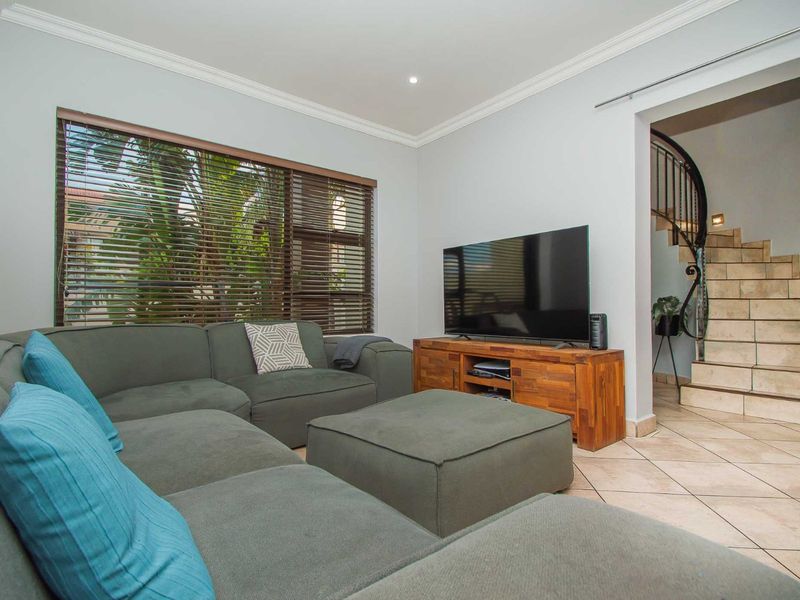 Huge 4 bedroom family home in secure estate - Photo 9