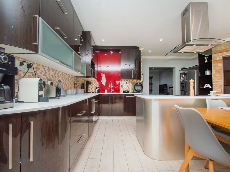 Huge 4 bedroom family home in secure estate - Photo 6