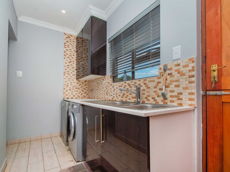 Huge 4 bedroom family home in secure estate - Photo 8