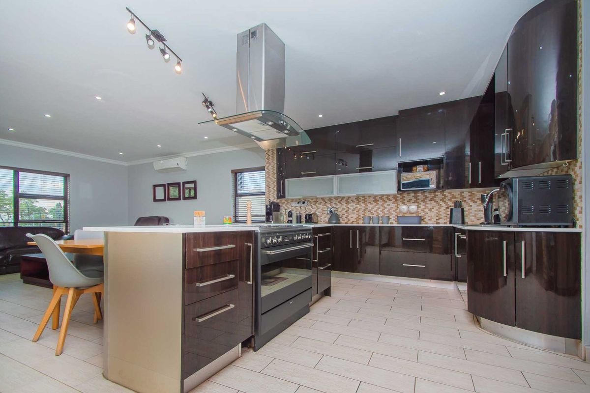 Huge 4 bedroom family home in secure estate - Photo 5