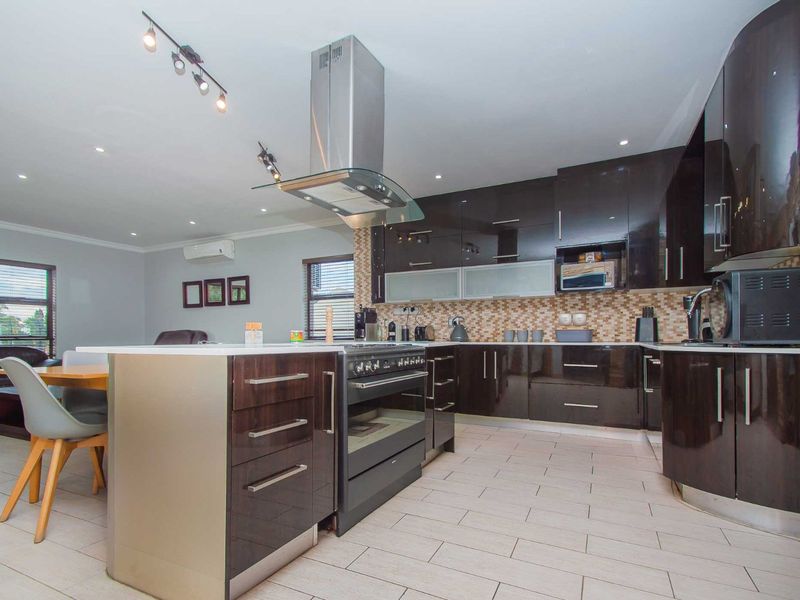 Huge 4 bedroom family home in secure estate - Photo 5