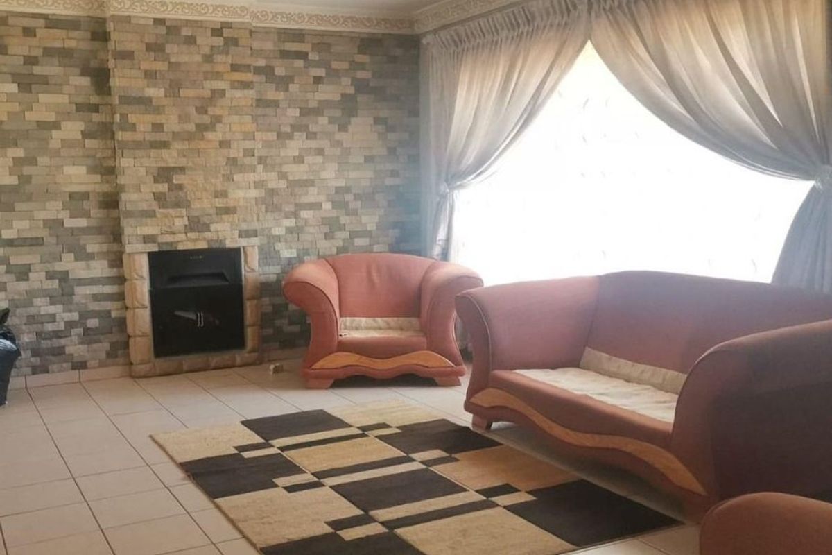 Family home with built in braai and pool - Photo 4