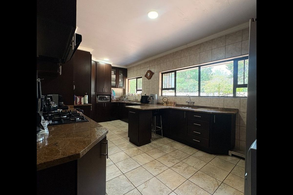 Stunning Family Home in a Prime Area! - Photo 4