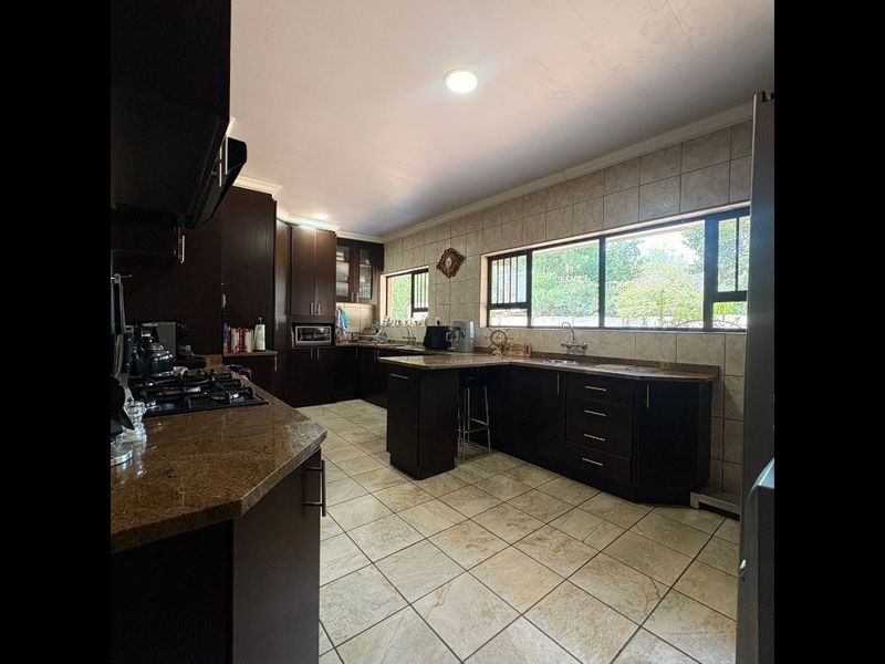 Stunning Family Home in a Prime Area! - Photo 4