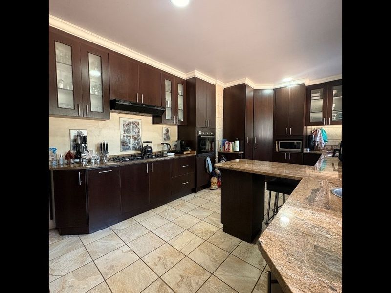 Stunning Family Home in a Prime Area! - Photo 5