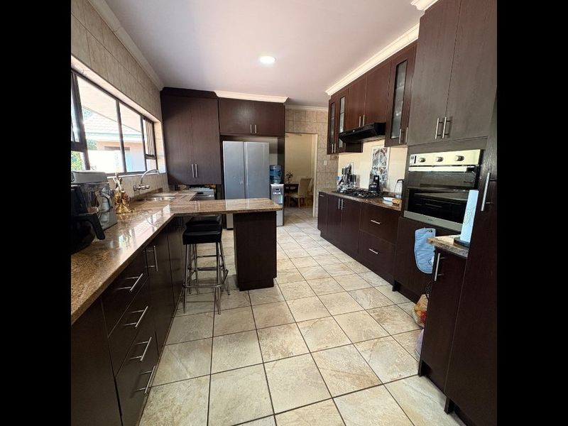 Stunning Family Home in a Prime Area! - Photo 6