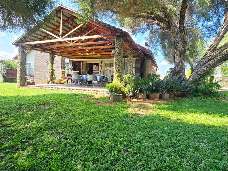 Comfort, Space and Family Living in Stilfontein Ext. 4 - Photo 2