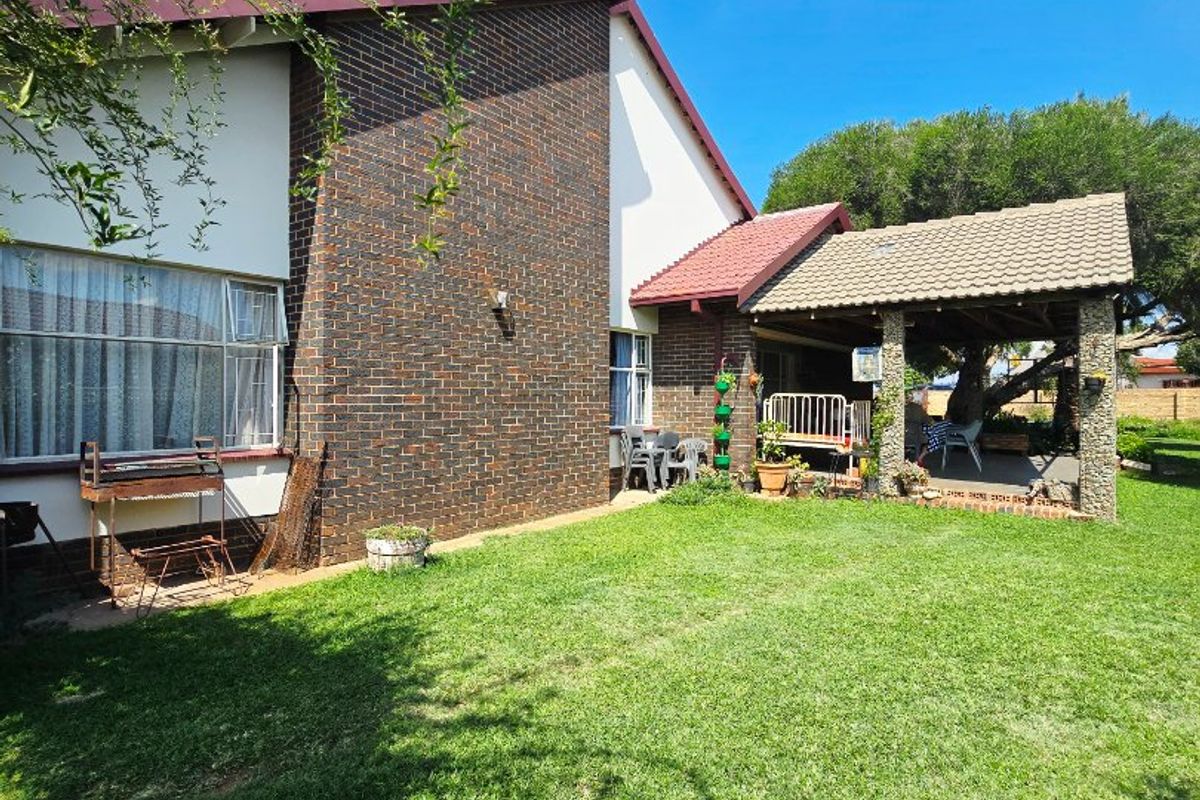 Comfort, Space and Family Living in Stilfontein Ext. 4 - Photo 3