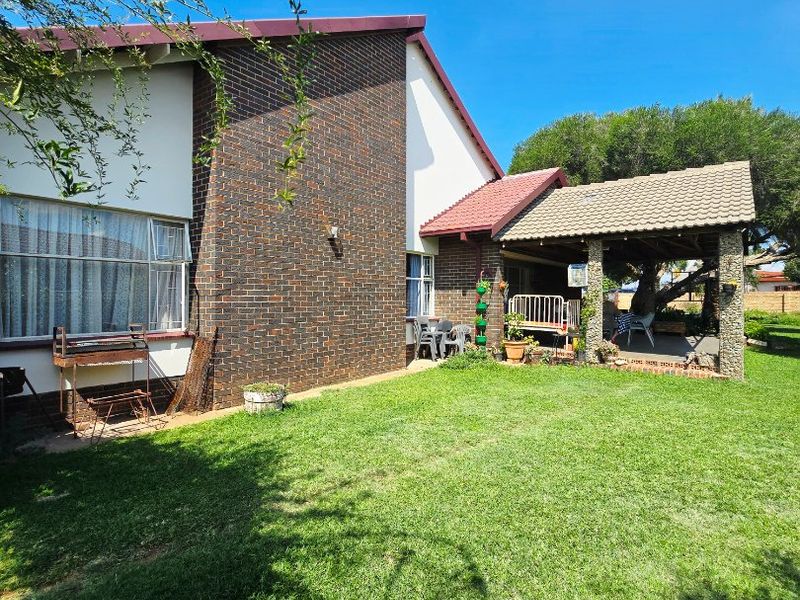 Comfort, Space and Family Living in Stilfontein Ext. 4 - Photo 3