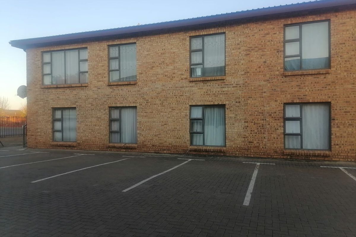 Lovely, ground floor, lock up and go apartment for sale in Louriepark  - Photo 4