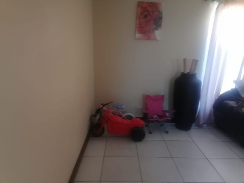 Lovely, ground floor, lock up and go apartment for sale in Louriepark  - Photo 10