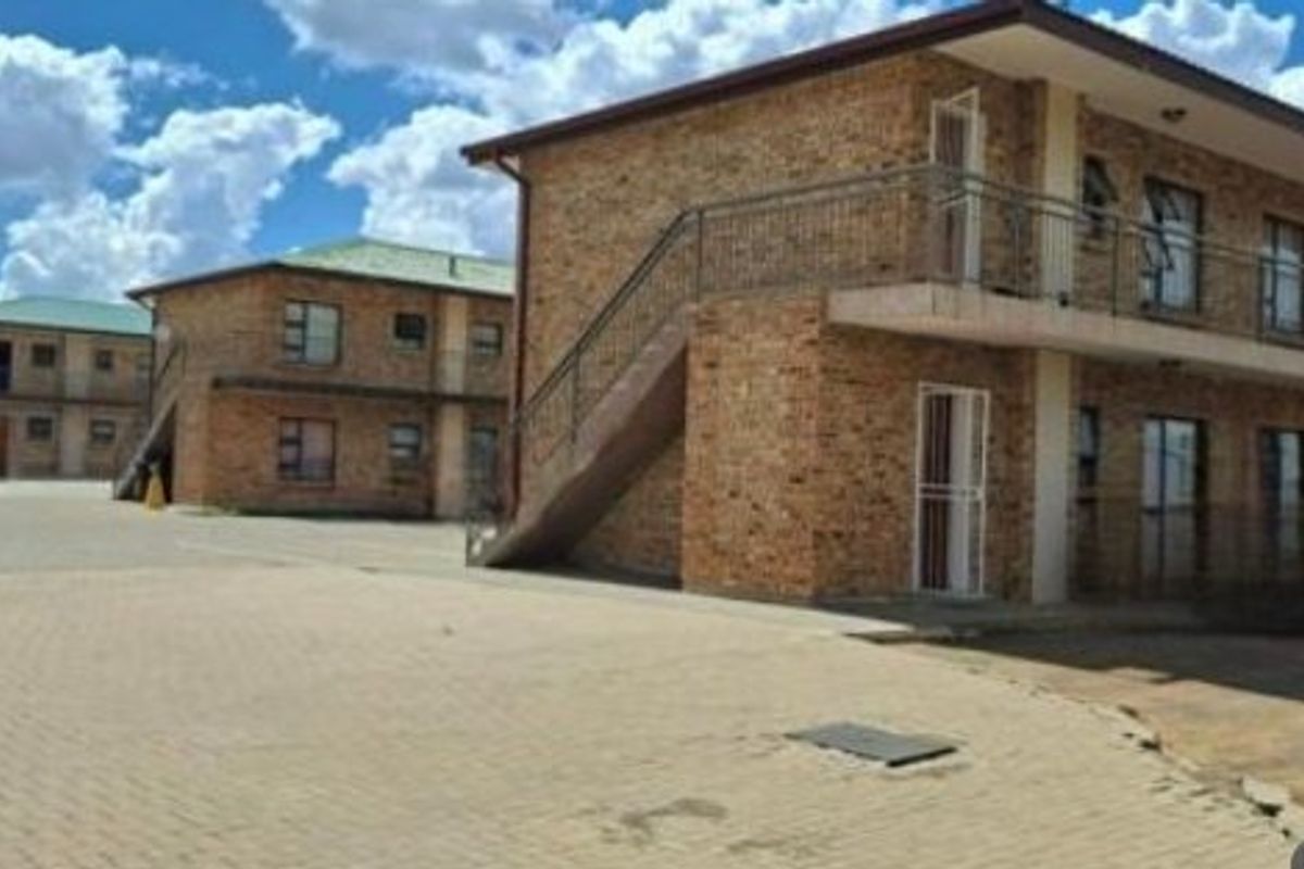 Lovely, ground floor, lock up and go apartment for sale in Louriepark  - Photo 2