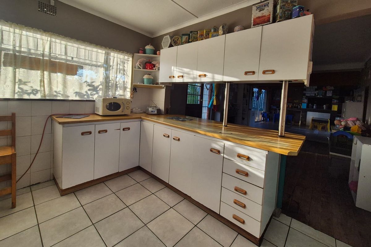 Central dual-living property or investment opportunity - Photo 4