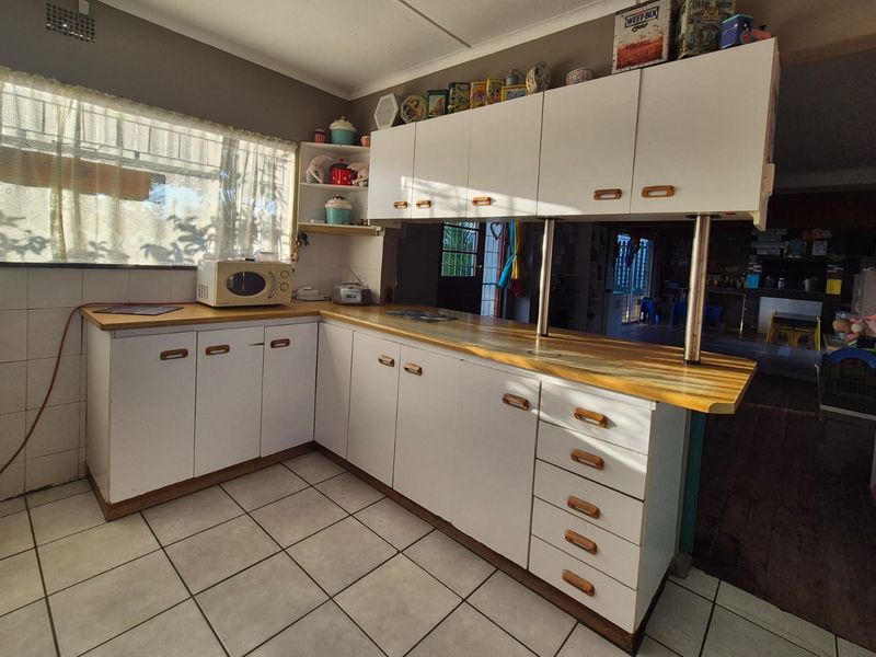 Central dual-living property or investment opportunity - Photo 4