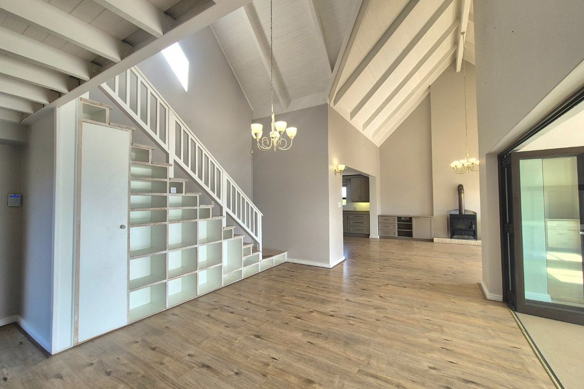 Lifestyle living with views of the lake and sea - Photo 3