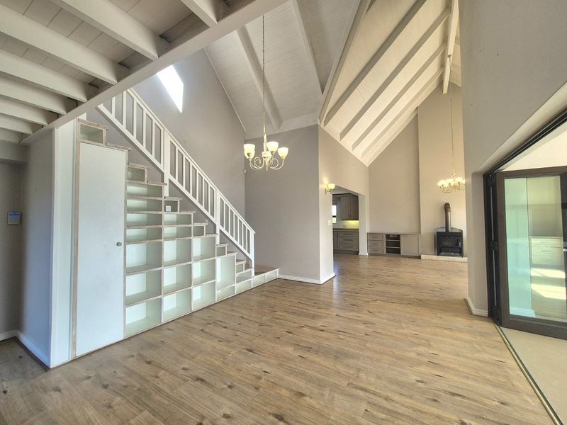 Lifestyle living with views of the lake and sea - Photo 3