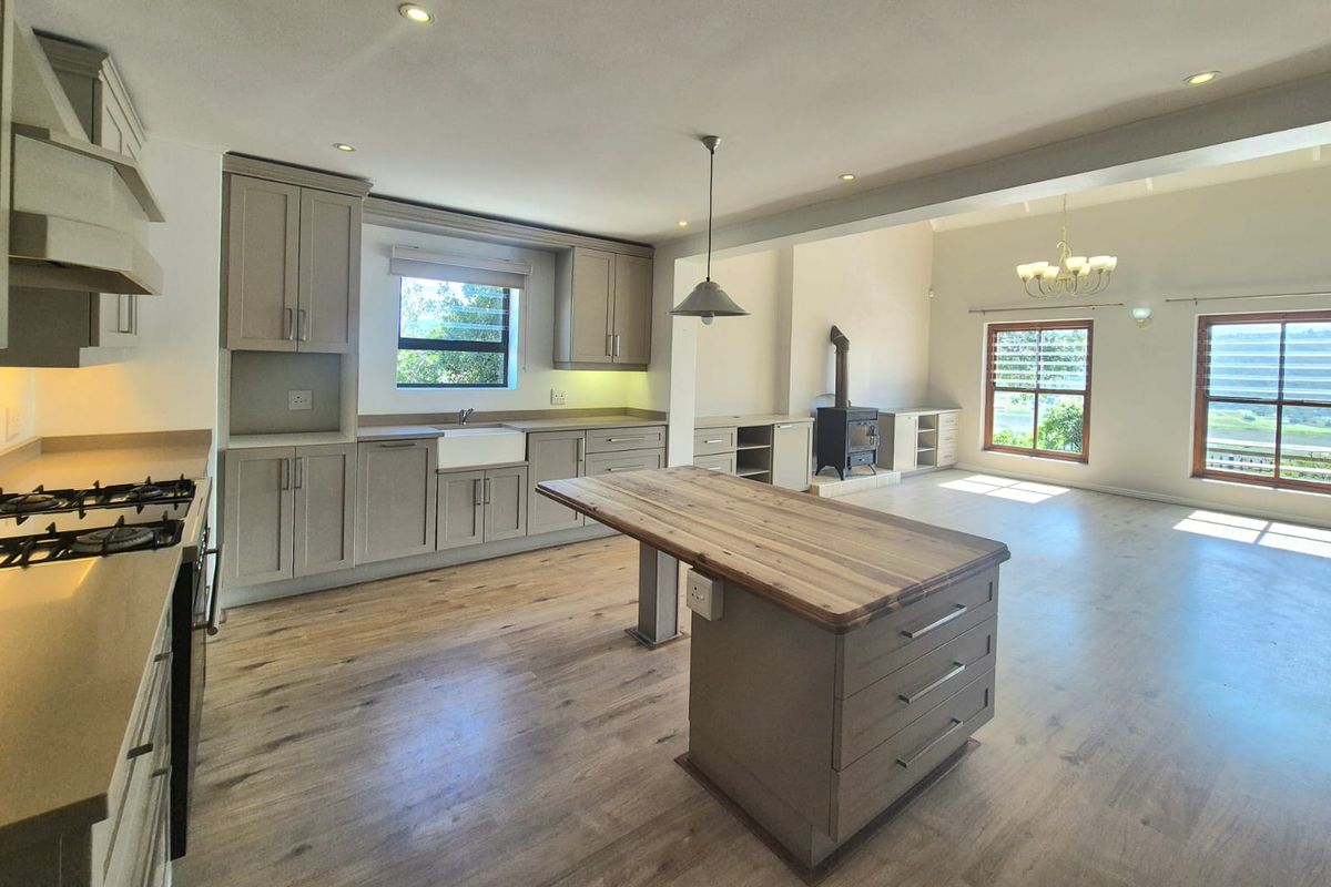 Lifestyle living with views of the lake and sea - Photo 5