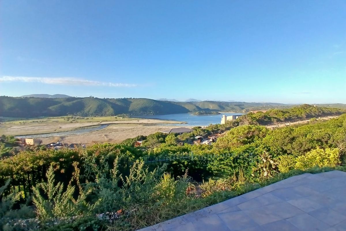 Lifestyle living with views of the lake and sea - Photo 2