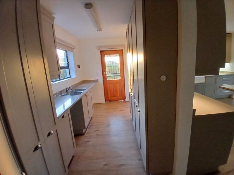 Lifestyle living with views of the lake and sea - Photo 9