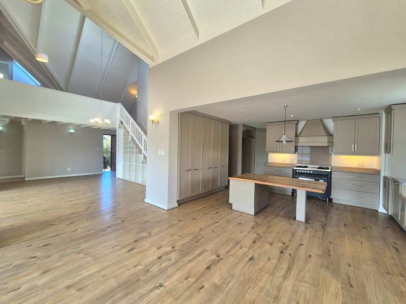 Lifestyle living with views of the lake and sea - Photo 8